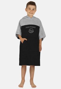 Schwarzer und grauer Kapuzenhandtuch-Poncho mit einer Fronttasche, aus weichem Frottierstoff hergestellt. Mit Logo im Brustbereich.