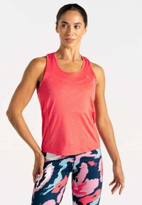 Ärmelloses Sporttanktop in leuchtendem Koralle, mit glatter Textur und reflektierendem Logo. Getragen mit mehrfarbigen gemusterten Leggings.