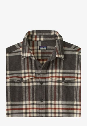 Camicia in flanella a quadri grigia e crema con accenti marroni, caratterizzata da un colletto con bottoni e due tasche sul petto. Realizzata in cotone biologico.