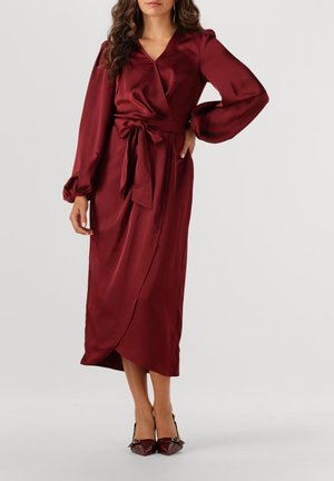 Bordeaux-rotes Satin-Wickelkleid mit langen, gepufften Ärmeln, einem Bindegürtel in der Taille und einem knielangen Saum. Hat eine glatte, glänzende Textur.