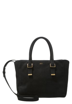 Černá kožená kabelka se dvěma horními uchy, nastavitelným ramenním popruhem a zlatými kovovými doplňky, včetně malého loga značky na přední straně.