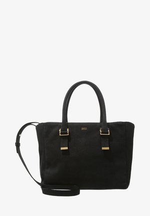 Czarna skórzana torebka z dwoma rączkami u góry, regulowanym paskiem na ramię oraz złotymi ozdobami, w tym małym logo marki na przodzie.