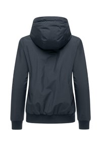 Tumši zili žakete ar kapuci, izgatavota no gludas materiāla. Iedarbina ribotas piedurknes un apakšu. Vienkāršs dizains bez redzamām rakstām vai aparatūras.