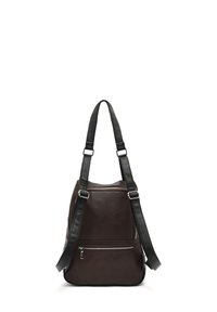 Rjav usnjen nahrbtnik s črnimi nastavljivimi trakovi, ki ima sprednji žep na zadrgo in gladko teksturo. Minimalističen dizajn brez vidnih logotipov.