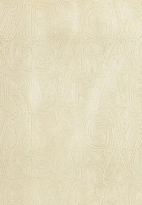 Beige stof met een gestructureerd, verhoogd patroon met gestileerde, onderling verbonden tekst in een continue stroom. Het ontwerp omvat golvende lijnen.