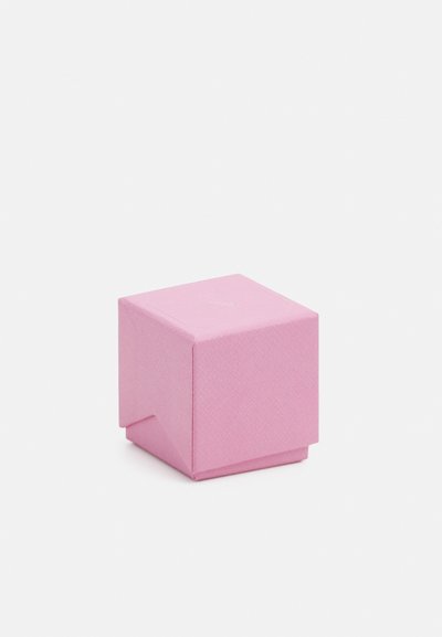 Petite boîte-cadeau rose en papier texturé, de forme carrée et avec un rabat repliable. Pas de marque visible ni d'embellissements supplémentaires.