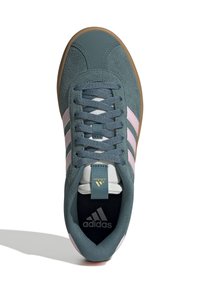 Teal mockask sneaker med rosa ränder, teal snörning, vit tunga med guld Adidas-logotyp och gummisula, sedd uppifrån.