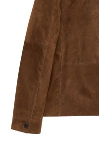 Mokka suède jacksleeve met een soepele textuur, zichtbare stiksels en een drukknoopdetail aan de manchette.