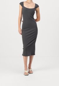 Tmavě šedé upnuté midi šaty s krátkými rukávy, čtvercovým výstřihem, hladkým materiálem a jemným rozšířením na lemu.