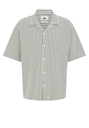 Lühikeste varrukatega nööpidega särk, millel on musta ja valge vertikaalse täpilise mustriga ning avatud kraega, välja pandud lamedalt valgel taustal.