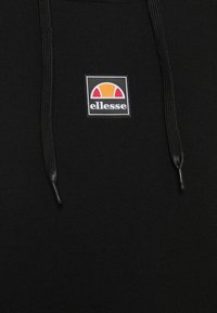 Sweat à capuche noir avec un patch logo central au design coloré. Comprend des cordons de serrage avec des embouts noirs. Tissu doux et texturé.