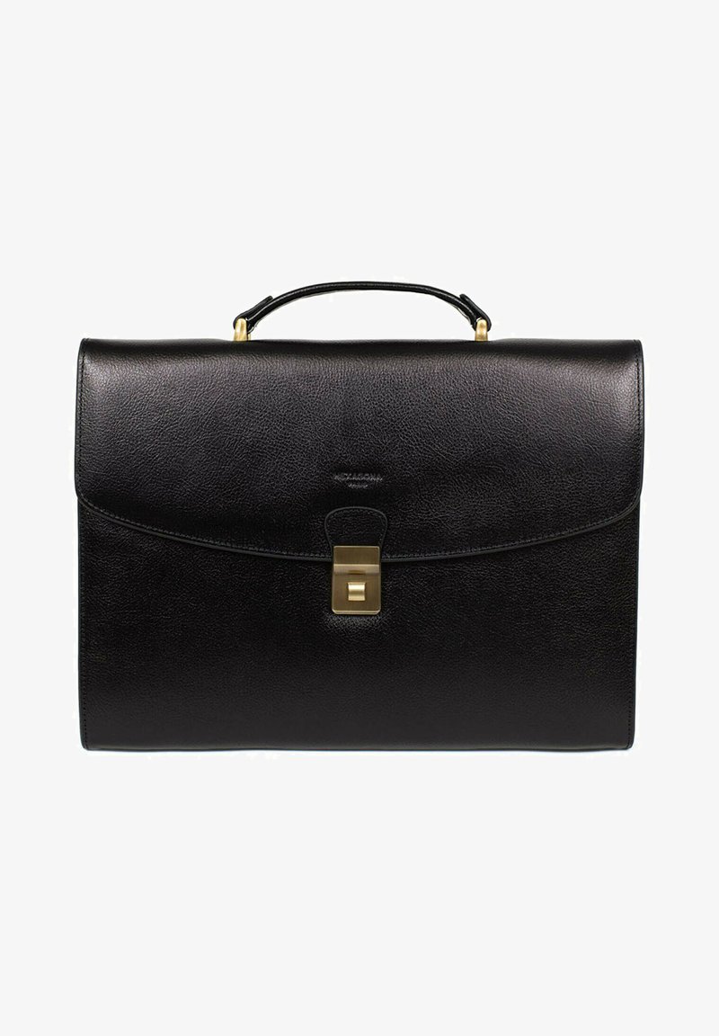 Zwarte leren aktetas met een gladde textuur, voorzien van een gouden metalen sluiting en een handvat aan de bovenkant. Eenvoudig, rechthoekig ontwerp zonder verdere patronen.