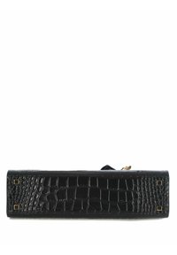 Clutch in vernice nera con texture a coccodrillo, forma rettangolare, dettagli quadrati in tono oro e chiusura con zip nella parte superiore.
