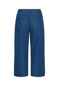 Short en jean bleu longueur genou vu de dos avec deux poches arrière et des passants de ceinture à la taille.