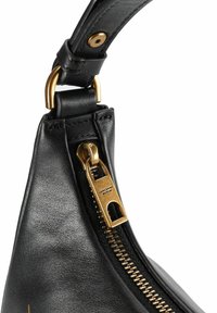 Dettaglio di una borsa in pelle nera con zip dorata, forma arrotondata, superficie testurizzata e accessori hardware in contrasto per un look moderno.