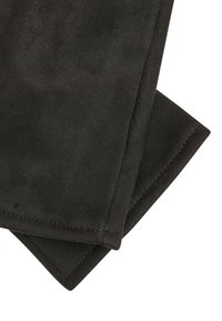 Tessuto scamosciato nero con una morbida texture e una finitura liscia, caratterizzato da bordi puliti e cuciture visibili lungo le cuciture.