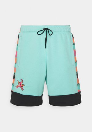 Lichtblauwe sportshorts met een zwarte zoom, zwart aantrekkoord, kleurrijke zijpanelen en een roze sterrenlogo op het linkerbeen.