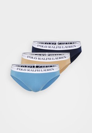 Trois paires de slips pour hommes, présentant une palette de couleurs bleue, beige et marine, avec une ceinture élastique blanche arborant "POLO RALPH LAUREN."