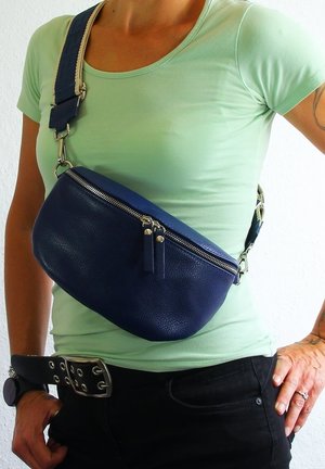 Navyfarbige Leder-Crossbody-Tasche mit strukturiertem Oberflächen, zwei Reißverschlussfächern, silbernen Beschlägen und einem breiten Stoffgurt.