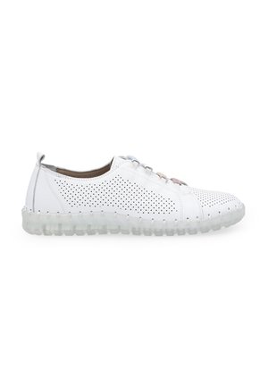 Hvide perforerede lædersneakers med en gennemsigtig gummisål, prydet med snørebånd i pastel nuancer af blå, pink og grå.