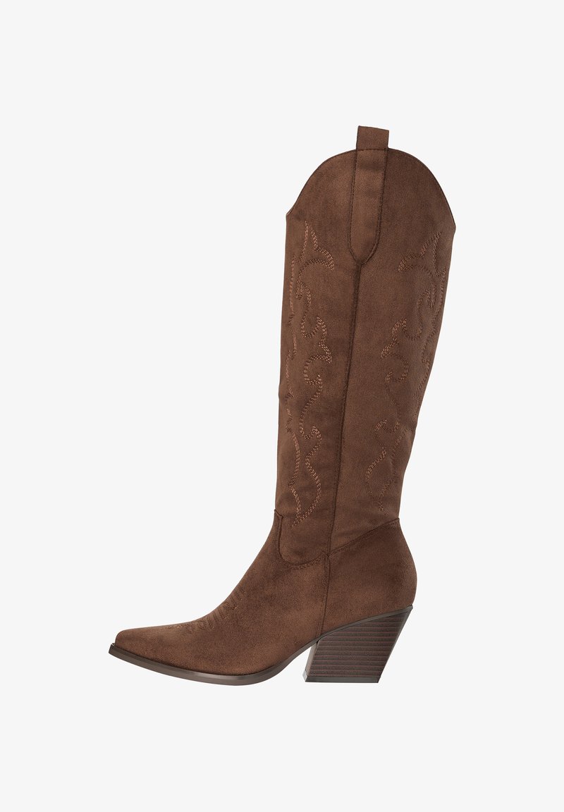 Bota vaquera de gamuza marrón hasta la mitad de la pantorrilla, con punta puntiaguda, costuras decorativas y tacón apilado en ángulo.