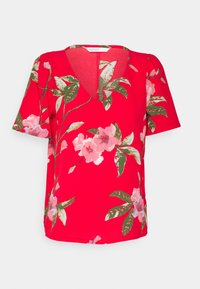 Blusa rossa a maniche corte con scollo a V e motivo floreale nei toni del rosa e verde. Realizzata in un tessuto leggero e liscio.