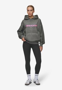 Pegador LUI SPRAYED OVERSIZED - Sportinis megztinis - oil dyed deep grey