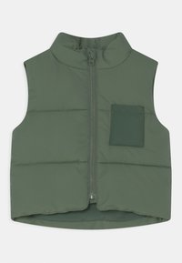 Kamizelka bez rękawów z wypełnieniem w ciemnej zieleni, z wysokim kołnierzem, zamkiem błyskawicznym z przodu oraz kwadratową naszywaną kieszenią po lewej stronie. Gładka tekstura.