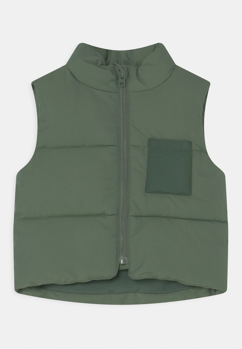 Kamizelka bez rękawów z wypełnieniem w ciemnej zieleni, z wysokim kołnierzem, zamkiem błyskawicznym z przodu oraz kwadratową naszywaną kieszenią po lewej stronie. Gładka tekstura.
