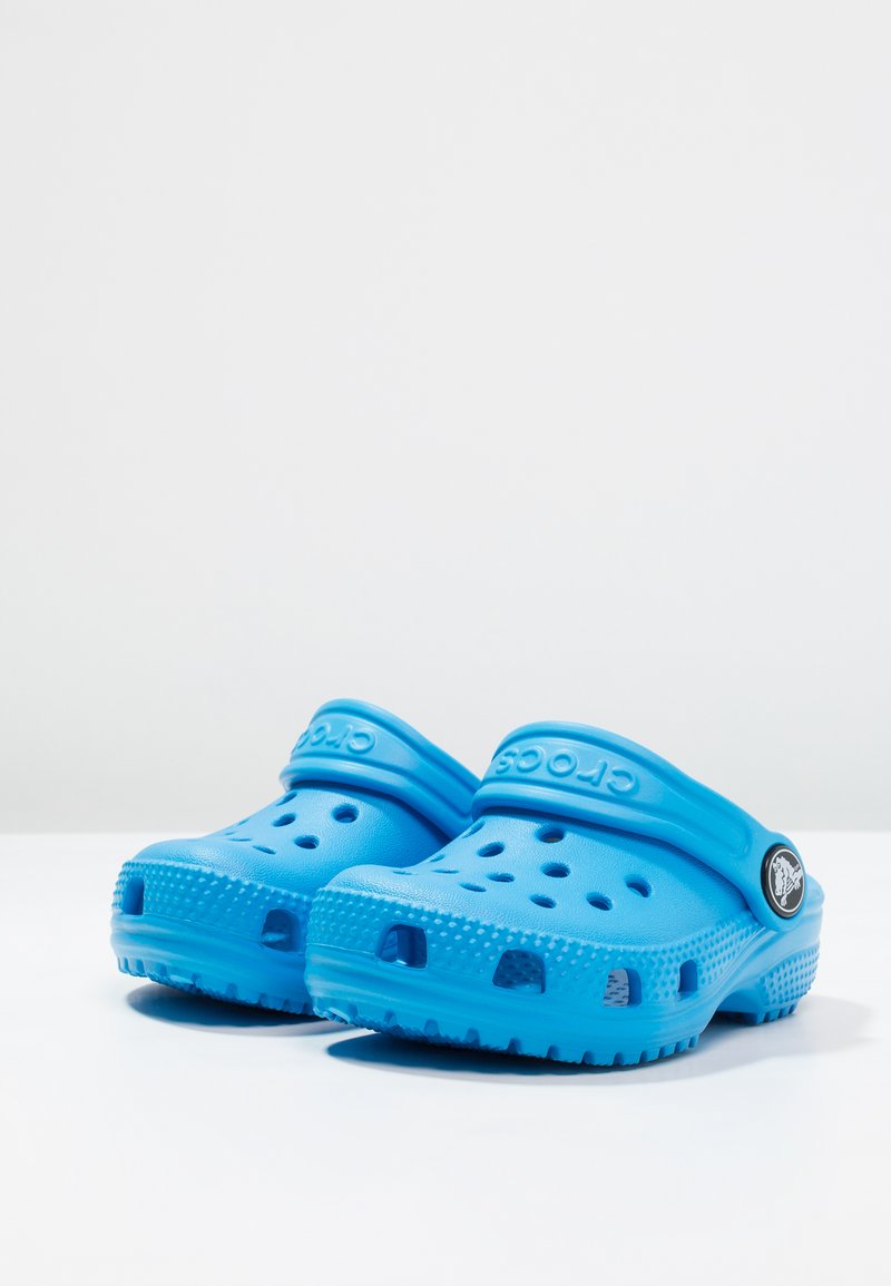 Crocs CLASSIC Chanclas de baño - ocean/azul