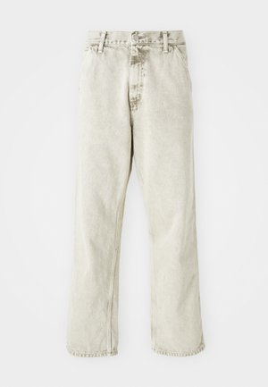 Pantalon en denim gris clair avec une coupe droite, fermeture à bouton et passants de ceinture. Présente une texture subtile et des détails de couture minimalistes.