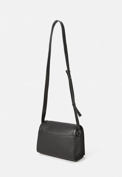 Borsa a tracolla in pelle nera con finitura texturizzata, forma rettangolare e tracolla regolabile. Presenta dettagli hardware eleganti.