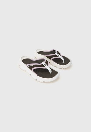 Par de chanclas Salomon en blanco y negro con suelas blancas gruesas y ribete lila claro sobre un fondo llano y claro.