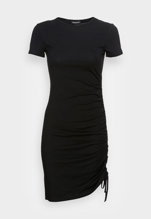 Robe noire à manches courtes en matière extensible, avec des fronces sur les côtés et des liens réglables au bas pour une silhouette ajustée.