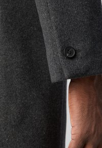 Isaac Dewhirst HIDDEN BUTTON PLACKET - Abrigo corto - dark grey