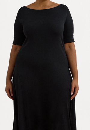 Czarna sukienka do kolan z dekoltem łódkowym i krótkimi rękawami. Wykonana z gładkiej, elastycznej tkaniny, z dopasowanym korpusem i delikatnym drapowaniem.