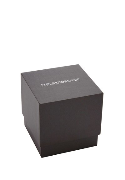 Boîte en carton noir à surface texturée avec un couvercle, arborant le logo "EMPORIO ARMANI" en relief blanc sur le dessus.