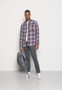 Jack & Jones JJIOLLIE FRED AMA ASPHALT - Chinos - asphalt
