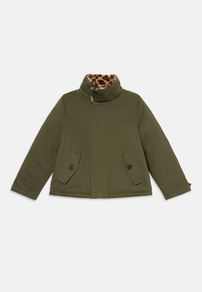 Olivengrøn kort jakke med høj krave, foret med leopardmønstret faux fur, to forreste lommer med klap og knap samt broderet logo på brystet.