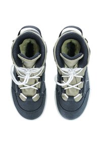 Sneakers met een donkerblauwe en beige mesh bovenkant, gevoerde kraag en witte veters. Rubberen zool met een gestructureerde grip.