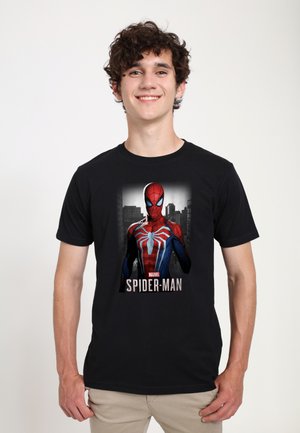 Czarna bawełniana koszulka z kolorowym grafiką Spider-Mana. Projekt zawiera czerwone i niebieskie kolory z tłem przedstawiającym miejską scenerię.