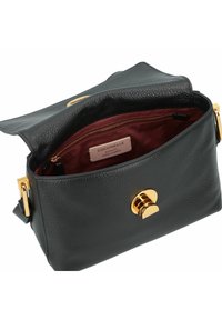Borsa a mano in pelle nera con texture, chiusura in tono dorato e interno bordeaux. Include una tasca interna con zip e etichetta del marchio.