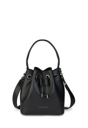 Bolso de cuero negro tipo cubo con cierre de cordón, ojales de plata, asas dobles y correa de hombro desmontable. Presenta un logotipo embossing.