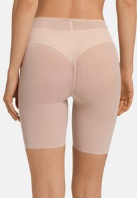 Nude wysokie szorty modelujące wykonane z gładkiego, elastycznego materiału; dopasowany krój; długość do uda z bezszwowym wykończeniem.