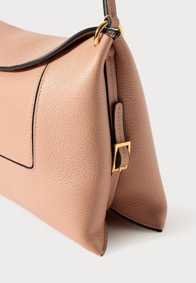 Lysebrun læderhåndtaske med kornet tekstur, sort kantbesætning, gylden spænde og skulderremdetalje på hvid baggrund.