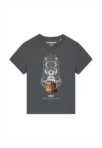 Grijze t-shirt met korte mouwen met een afbeelding van een eekhoorn die een vat vasthoudt, met gedetailleerde illustratie en de tekst "dieren uit het zuiden" eronder.