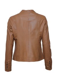 Braune Lederjacke mit Stehkragen, taillierter Passform, sichtbaren Nähten und Knopfdetails an den Ärmeln. Weiche Textur.