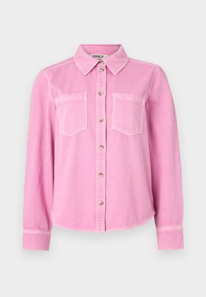 Rosa denimskjorte med krage, knappelukking, to brystlommer og lange ermer, med en lett buet kant.