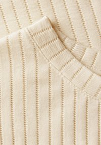 Světle béžový svetr s vertikálním žebrováním a krajkovými pruhy, s kulatým výstřihem. Měkká pletenina.