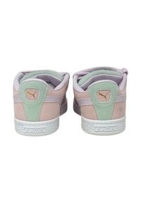 Puma sneakers in lichtroze en mintgroen nubuck, met gepolsterde kraag, subtiele branding en een gestructureerde witte rubberen zool.